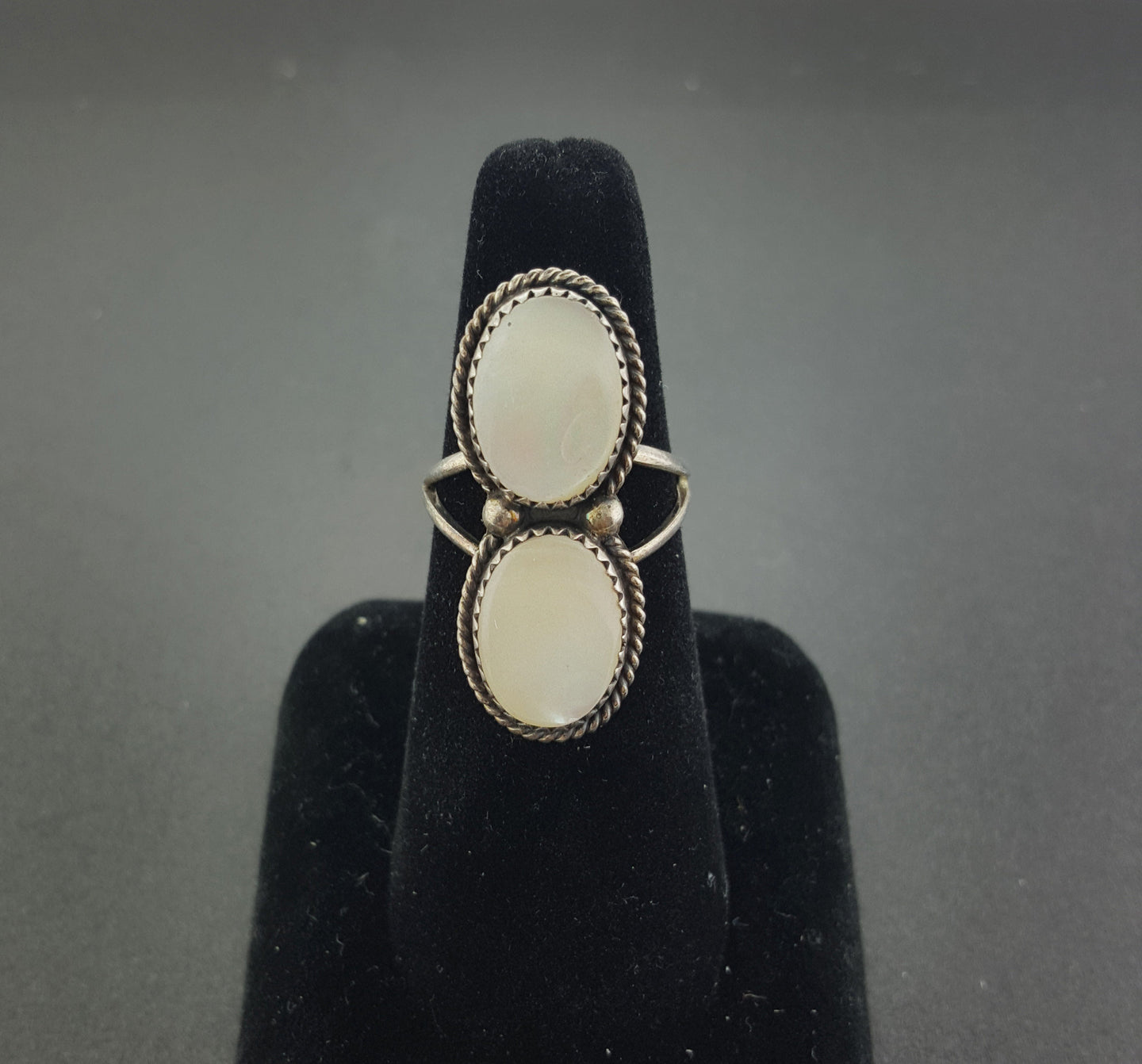 Vintage Navajo mother of pearl sterling silver ring - size 8 1/2