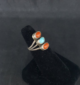 size 5 Vintage Navajo 3 stones Kingman turquoise red coral sterling silver ring