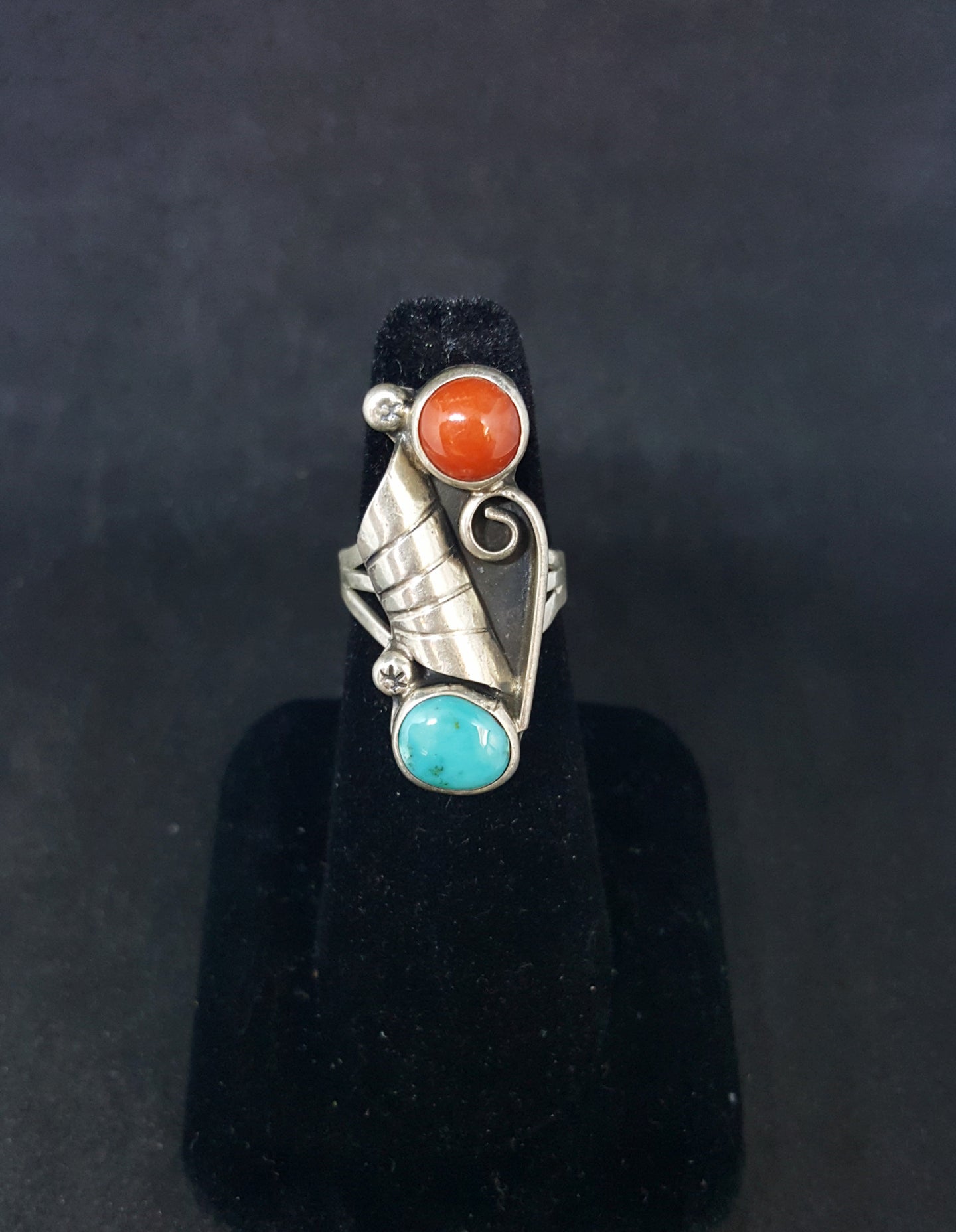 size 7 1/2 - VINTAGE Navajo Curled Feather Kingman Turquoise Red Coral sterling silver ring
