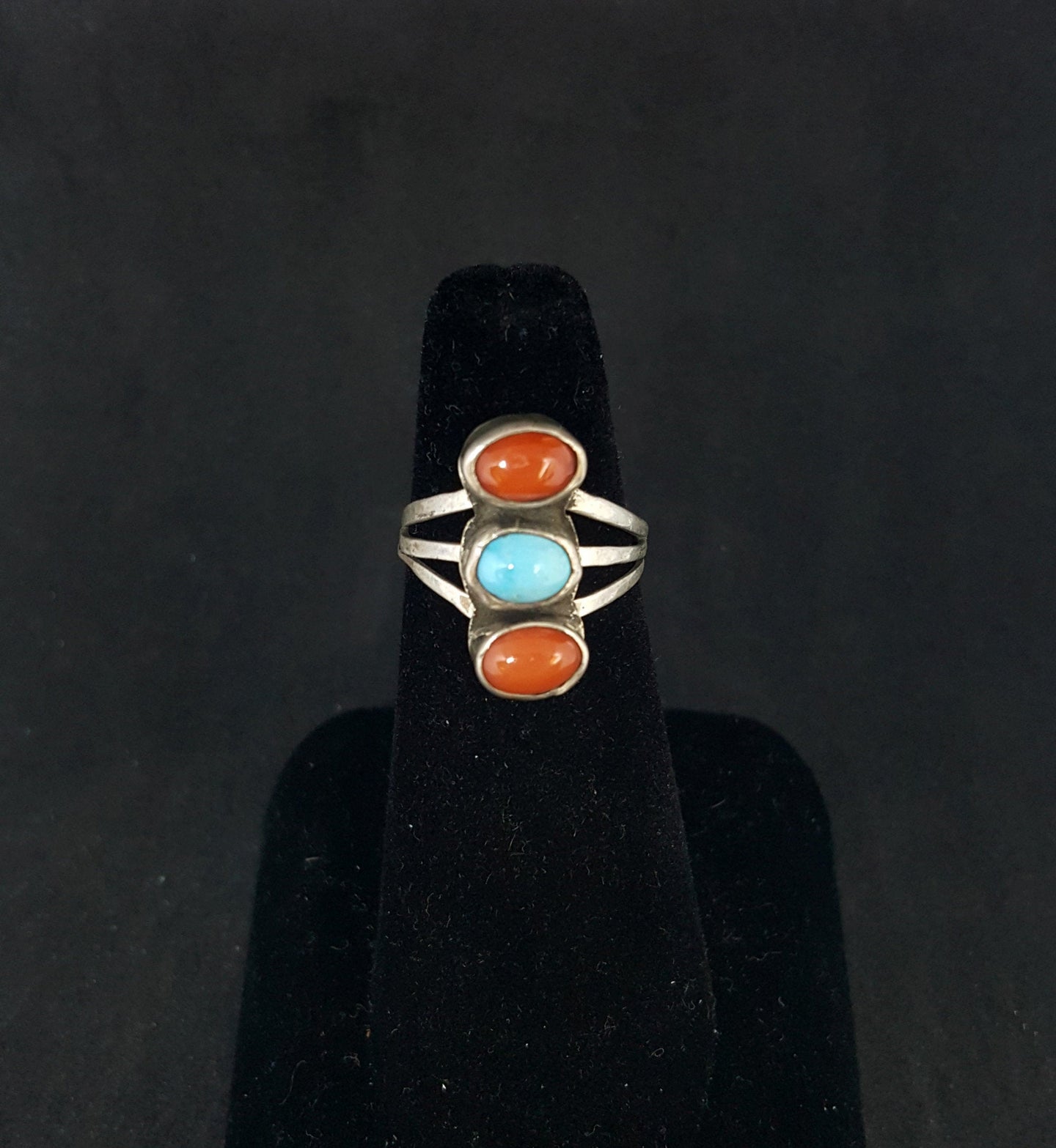 size 7 1/2 - Vintage Navajo 3 stones Kingman turquoise red coral sterling silver ring