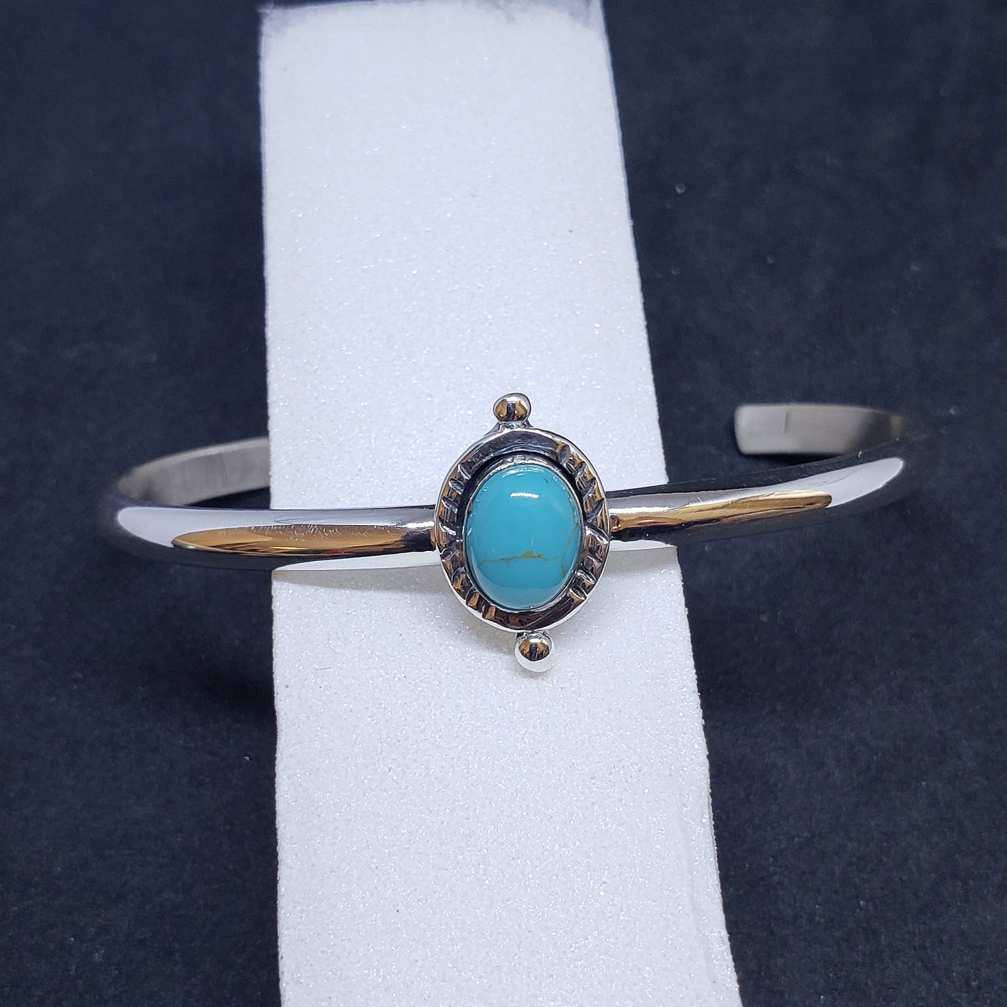 New Navajo single rope circle with 2 dots oval 7x9mm Kingman turquoise sterling silver cuff bracelet