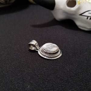White Buffalo Twisted oval Simple Navajo Sterling silver pendant necklace - Vintage - signed LP